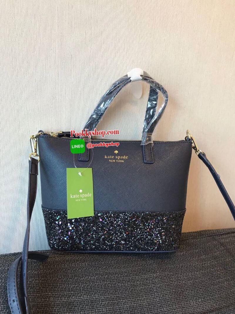 Kate Spade INA Greta Court Glitter Crossbody กระเป๋าถือหรือสะพายใบเล็ก วัสดุหนัง Saffiano สวยหรู ด้านหน้าประดับโลโก้สีทองสวย ก้นกระเป๋ามีดีเทลด้วยGlitter วิ้งๆดูหรู ภายในมีช่องซิปและช่องเล็ก สามารถใส่ ipad mini กระเป๋าสตางค์ใบยาวและของจุกจิกได้เยอะ มีหมุด