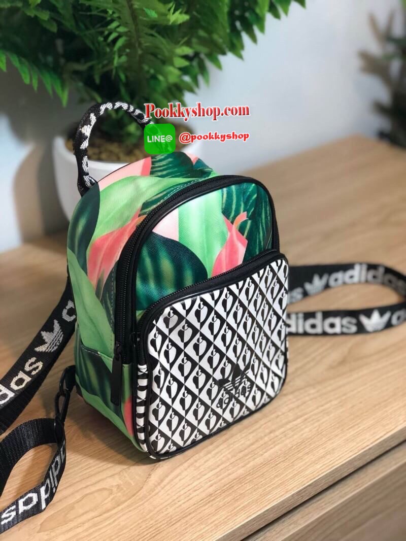 ADIDAS MINI BACKPACK กระเป๋าเป้หรือสะพายหนังPu คุณภาพดี สไตล์ Sport ขนาดมินิ น้ำหนักเบา ด้านหน้ามีโล้โก้และช่องซิป เปิดปิดด้วยซิปสะดวกใช้ หัวซิปแบรนด์ ภายในมีช่องใส่ของ หูจับถนัดมือ สายสะพายปรับได้ตามต้องการ สามารถสะพายเป็นเป้ หรือกระเป๋าสะพาย Crossbody ใ