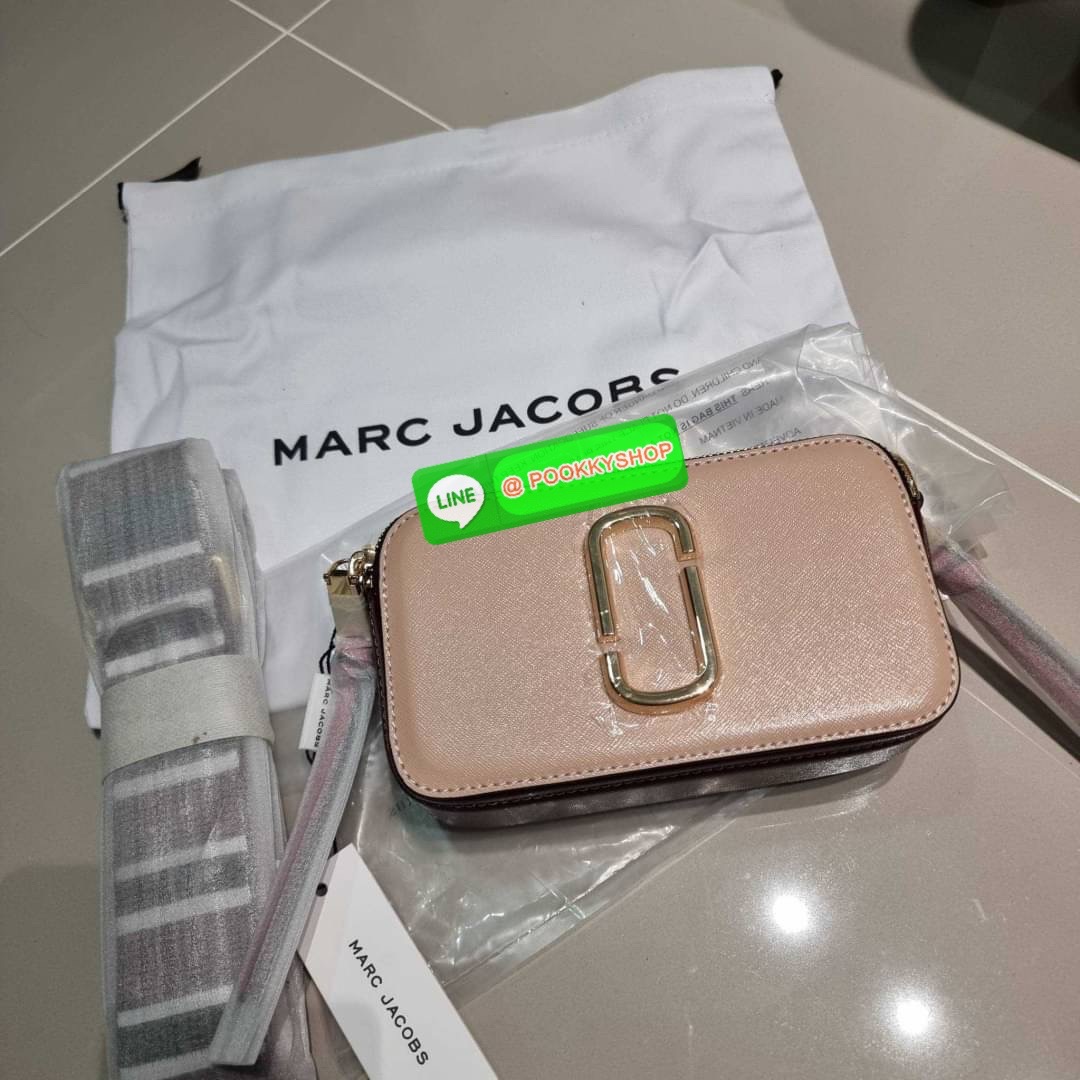 MARC JACOBS THE SNAPSHOT CAMERA BAG ไอเท็มยอดฮิตที่โดดเด่นเป็นเอกลักษณ์ กับกระเป๋าสะพายข้างสุดปัง เรียกได้ว่าไม่ซ้ำใคร!! วัสดุหนังวัว สวยอยู่ทรง เปิด-ปิดกระเป๋าด้วยซิป มีซิปหลัก 2 ช่อง แบ่งสัดส่วนไว้ดีมาก มาพร้อมสายสะพายสปอร์ตเส้นใหญ่ ที่ออกแบบโทนสีมาให้เ