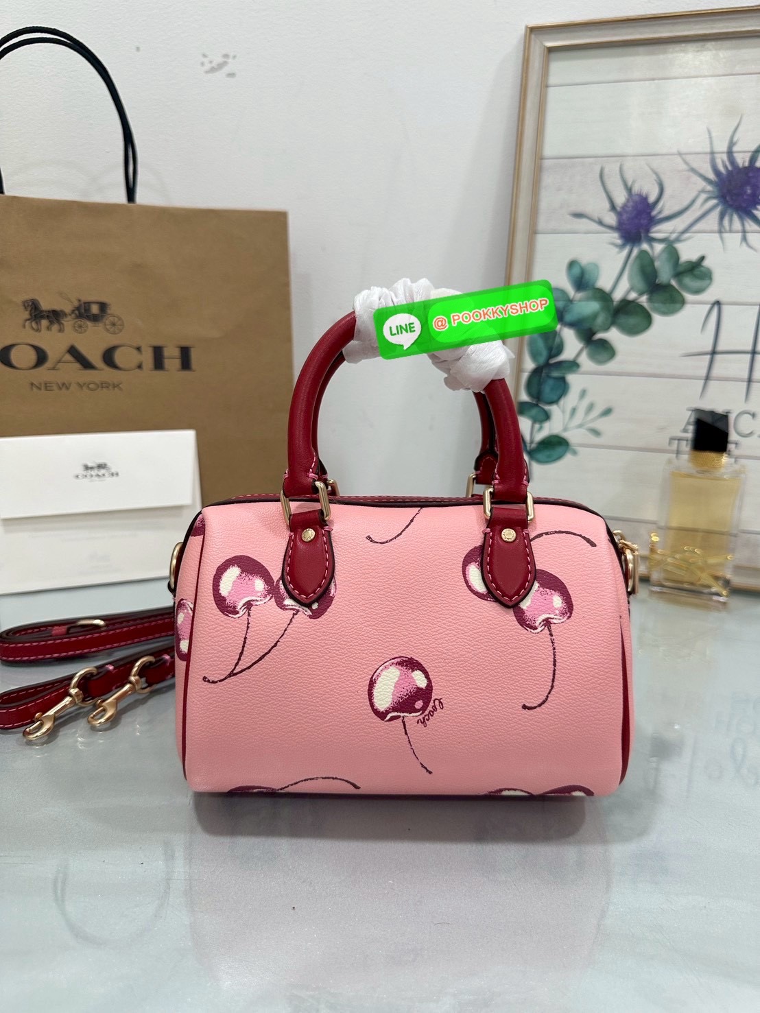 🍒 Coach CY745 – Mini Rowan Crossbody Bag With Cherry Print ใบจิ๋วแต่น่ารักที่สุดในโต๊ะวันนี้ สดใสขี้เล่น สะพายเมื่อไหร่…ก็น่ามองเสมอ “หวานแบบเด็กผู้หญิง สดใสแบบผู้หญิงเก่ง และซ่อนความขี้เล่นไว้ในใบเดียว”Coach Mini Rowan รุ่นพิเศษพิมพ์ลาย Cherry ทั