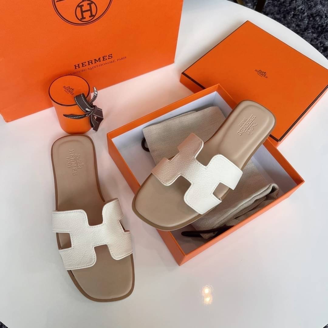 พร้อมส่ง รองเท้าแตะ Hermès สีพาสเทล ตัวใหม่ล่าสุด สีน่ารักมากกทุกสี คัดสีออกมาแล้วแมสที่สุด ให้เข้ากับเท้าสาวๆ ขับผิวมากคะ พื้นปั้มแบรนด์