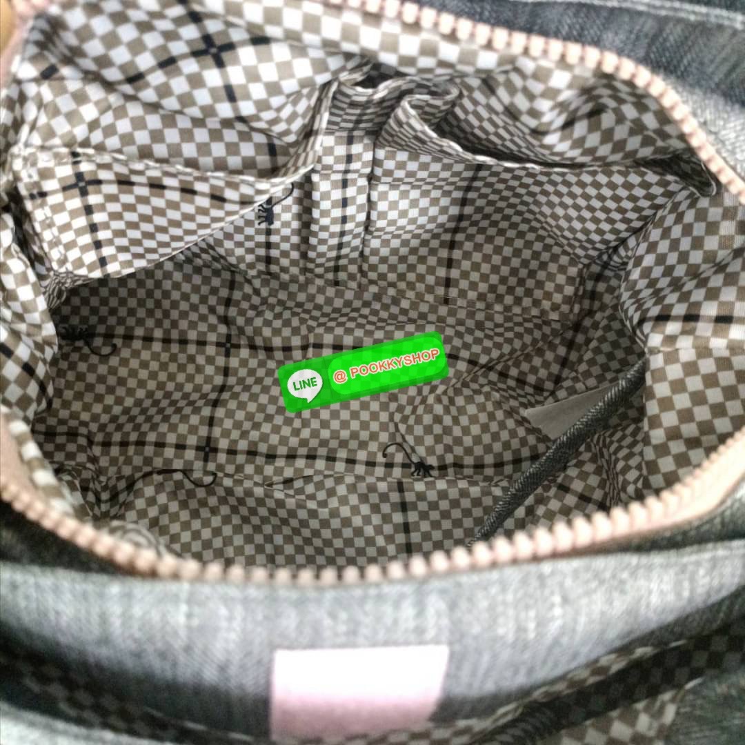 KIPLING ELISE HANDBAG กระเป๋าถือและสะพายไหล่ ขนาดกำลังพอดี จุของได้มาก มีหูจับสองสาย ถือสะดวก น้ำหนักเบา มีช่องซิป ด้านหน้า ช่อง กระเป๋าหลักเปิด-ปิดด้วยซิป มี3 ช่องว่างใส่ของได้จุมากๆ ใส่มือถือได้ กระเป๋าสตางค์ใบยาว และ เครื่องสำอางค์ได้หลายชิ้นเลยค่ะ เก็