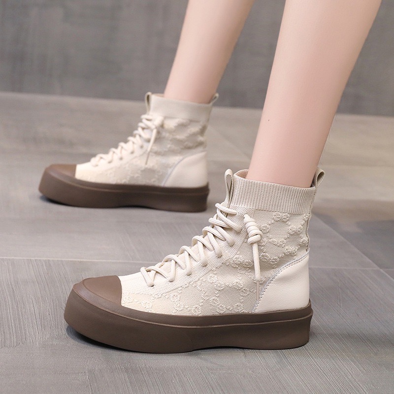 พร้อมส่ง 2022 แบบใหม่ล่าสุด รองเท้าบู๊ทหุ้มข้อ ผ้าทอยืดหยุ่น กระชับตามหน้าเท้า ผ้าดีมากทอลายสีครีม พื้นรองเท้าวัสดุเป็นยางหนา ส้นสูง 1 นิ้ว ใส่สบายมากคะ