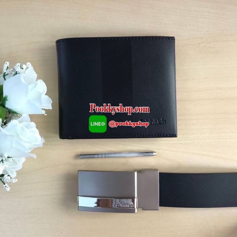 Calvin Klein Leather Belt & Wallet Set Setกระเป๋าสตางค์+เข็มขัด กระเป๋าสตางค์ด้านหน้าตกแต่งด้วยโลหะโลโก้แบรนด์ มีช่องใส่บัตร ช่องใส่ธนบัตร 2 ช่อง เข็มขัดหนังแท้ปั๊มแบรนด์ สามารถสลับใช้ได้ทั้ง 2 ด้าน เข็มขัดปรับระดับได้ 5 ระดับ มาพร้อมที่เจาะรูจ้า