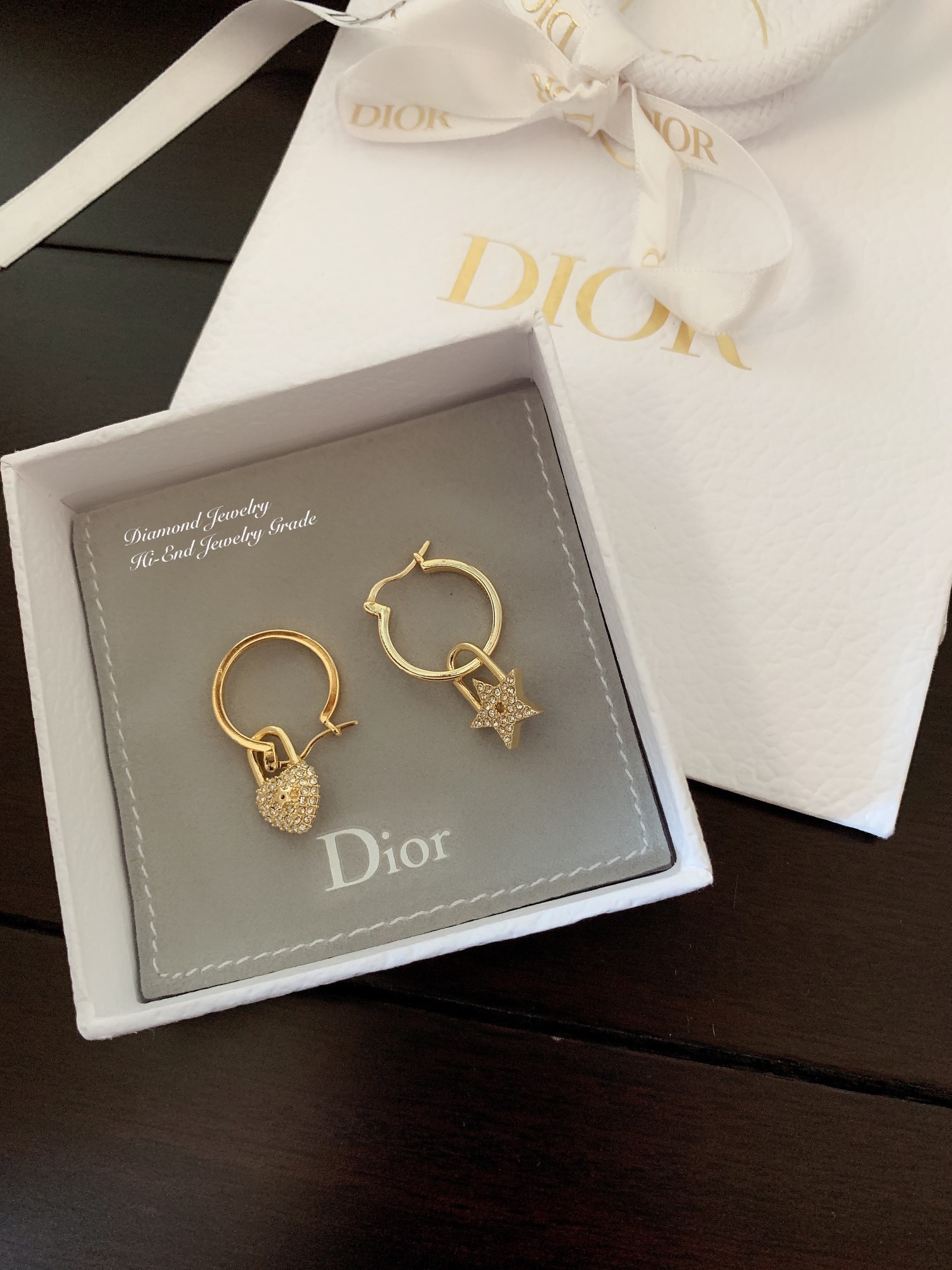 Super Hi-End Quality !!!! ((งาน 1:1 เหมือนในช็อปมากที่สุดในท้องตลาด)) Christian Dior Earring ต่างหูดิอองาน 1:1 เหมือนของแท้เป๊ะๆค่ะ รับรองงานสวยมากกกกก ดูหรู ดูผู้ดีสุดๆ งานดี เพชรคุณภาพดีมากๆมากๆคะรับประกันความพอใจเลยค่ะ ตัวเรือนสีทองเงา งาน laser stamp