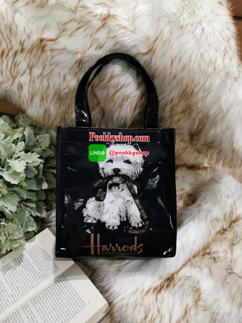 ลายนี้เข้าแล้วนะคะ! พร้อมส่งไอเท็มยอดนิยม! Harrods London Top-handle Shopping Bag กระเป๋า Shopping แบรนด์ดังจากอังกฤษรุ่นยอดนิยมวัสดุ PVC+Polyester 100% ของแท้เนื้อหนาอยู่ทรงกันน้ำ ขนาดกำลังดี น้ำหนักเบา เปิดปิดด้วยซิปสะดวกใช้หัวซิปปั้มโลโก้แบรนด์อะไหล่เง