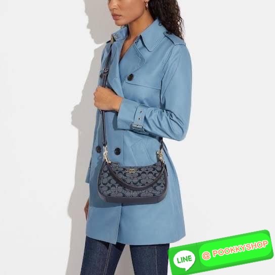 COACH TERI SHOULDER BAG IN SIGNATURE CHAMBRAY ( CH139) กระเป๋าทรงพอช ดีไซน์สุดหรูวัสดุผ้า jacquard ทอลายแบรนด์ ซับในผ้า มาพร้อมสายสะพาย 2 เส้นสามารถถอดได้ เปิด-ปิดด้วยซิป ด้านในช่องโล่งกว้างมีช่องใส่บัตรเครดิต 2 ช่อง ใส่โทรศัพท์มือถือได้ทุกรุ่น ใส่กระเป๋า
