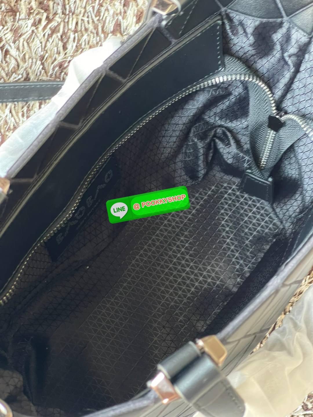 💕BAO BAO ISSEY MIYAKE MATTE CRYSTAL SMALL TOTE เป็นกระเป๋าทรงโท้ทที่มีความพิเศษด้วยการออกแบบแผ่นสามเหลี่ยมแบบใหม่จัดเรียงต่อกันในแนวตั้งเสริมกระเป๋าให้ดูหรูหรา ทันสมัย และดูมีเอกลักษณ์เป็นของตัวเอง อีกทั้งยังมีโครงสร้างฐานตาข่าย นอกจากช่วยให้กระเป