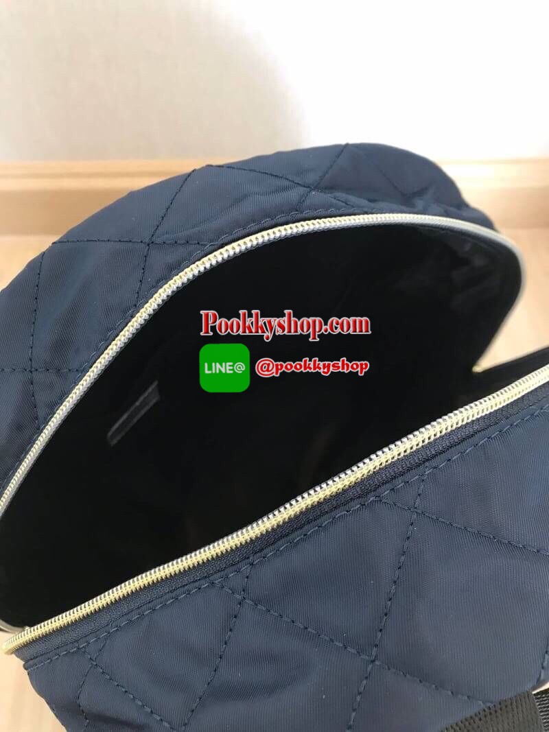 Anello & Legato Largo Nylon Tone Quilting Rucksack รุ่นใหม่ล่าสุดจากเครือ Anello วัสดุไนล่อนเนื้อดี สัมผัสสบายมือ น้ำหนักเบา ด้านข้างมีช่องใส่ขวดน้ำ ด้านหน้า1ช่องซิป ช่องใหญ่เปิดปิดด้วยซิปคู่ ภายในมีช่องแยกเป็นสัดส่วน มีช่องซิปด้านหลังเพื่อหยิบจับของภายใน
