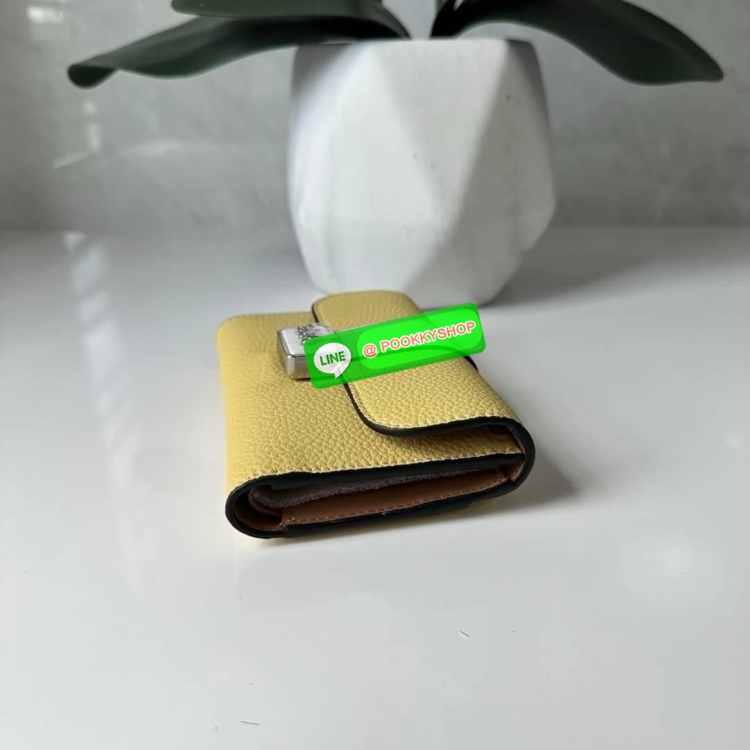 Coach Medium Grace Wallet (Cl421) 🔖กระเป๋าสุดหรูใบกลาง ขนาดกำลังดีกระทัดรัด 🔖วัสดุ : pebble leather 🔖ภายในมีช่องใบบัตรเครดิต 6 ช่อง มีช่องใส่เหรียญแยก สามารถใส่ธนบัตรแบงค์พันได้คะ