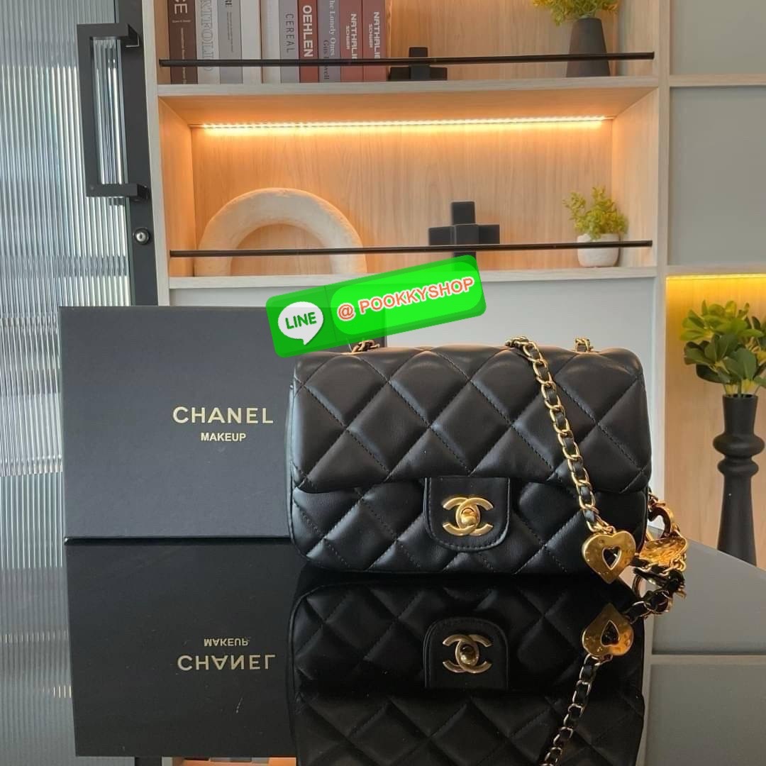 พร้อมส่งรุ่นขายดี !! กระเป๋างานกิฟท์ CHANEL VIP GIFT CROSSBODY BAG กระเป๋าทรงสะพายข้าง หนังพียูพรีเมี่ยม อะไหล่ทองวินเทจทั้งใบ ประดับโลโก้แบรนด์และตกแต่งด้วยกิมมิคใบไม้ เปิดปิดด้วยตัวหมุน ด้านในใส่กระเป๋าสตางค์ได้ถึงใบกลาง มือถือได้ทุกรุ่น พร้อมช่องซิปให้