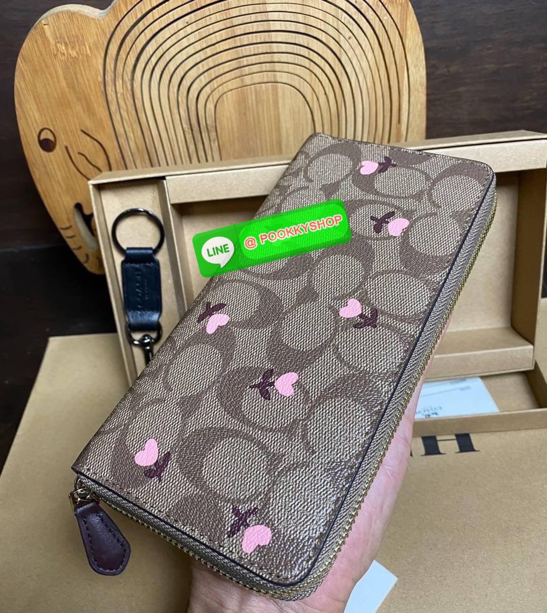 COACH ACCORDION ZIP WALLET IN SIGNATURE CANVAS กระเป๋าสตางค์ใบยาว ซิปรอบ ใช้งานง่าย ด้วยฟังค์ชั้น ด้านใน ใส่บัตรได้จุใจ มีช่องซิปใส่เหรียญตรงกลาง โดนใจหลายๆคนไปเรียบร้อยและคลาสสิค เรียบหรูดูแพงตลอดกาล ยกให้รุ่นนี้เลย