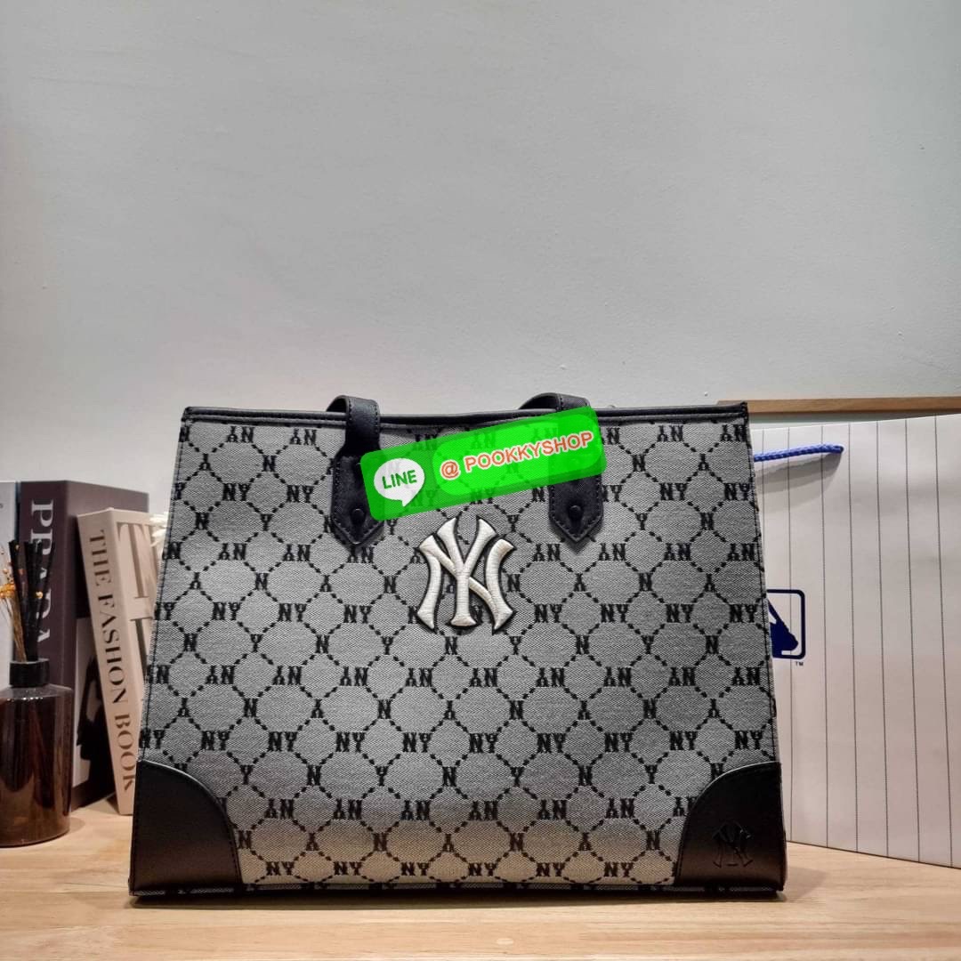 MLB MONOGRAM TOTE BAG กระเป๋าทรงโท้ท ใบใหญ่จุคุ้ม ที่มีกิมมิคไม่เหมือนใคร ด้วยดีไซน์ลวดลายโมโนแกรมเอกลักษณ์ ปั๊มลงบนผ้าแคนวาสและหนัง pu คุณภาพดี สวยคม ปากกระเป๋ามีอะไหล่เกี่ยวกันของหล่นได้ มาพร้อมสายสะพายในตัว ภายในโล่งกว้างมาก ใส่ของสำคัญได้แบบไร้กังวล ห