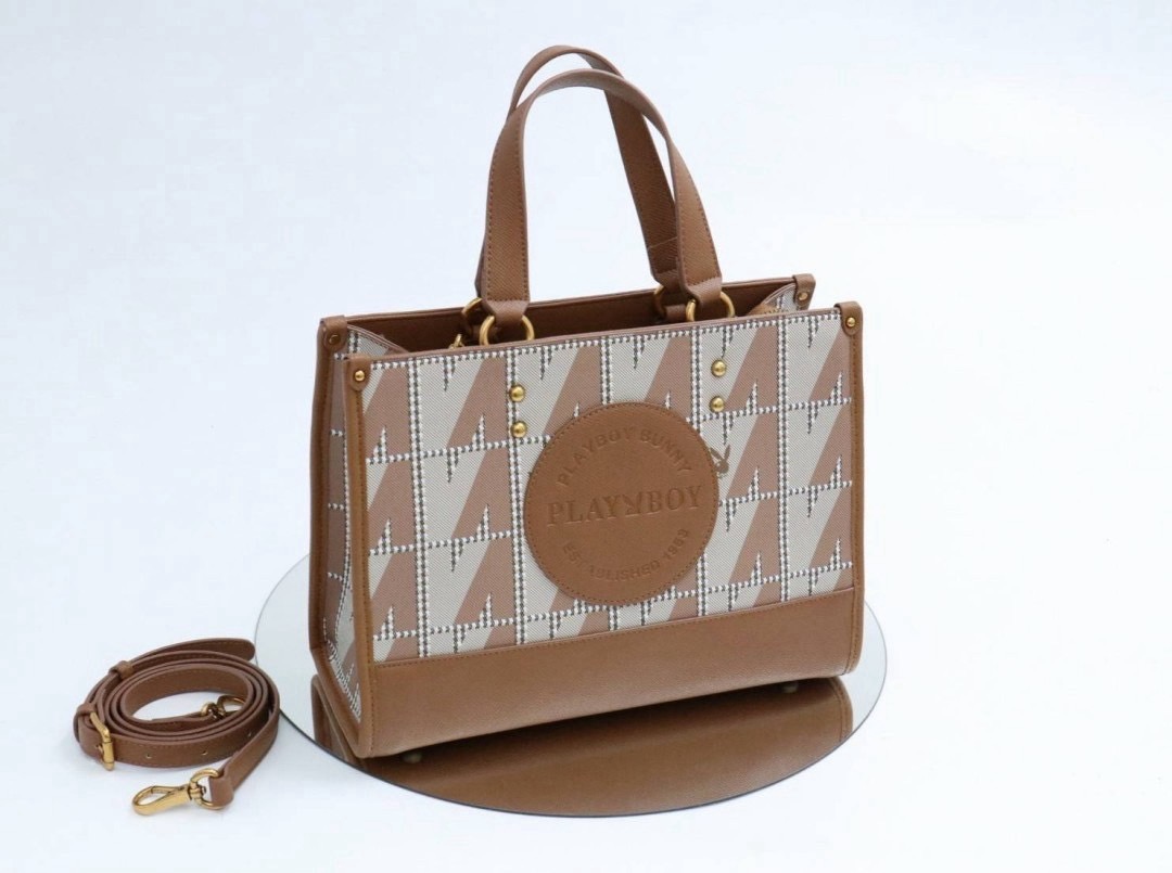 กระเป๋าถือ กระเป๋าสะพาย Playboy (rabbit)(paw prints) งานเนี๊ยบสวย ด้านในมี3ช่องการใช้งาน วัสดุ แคนวาสเกรด+++