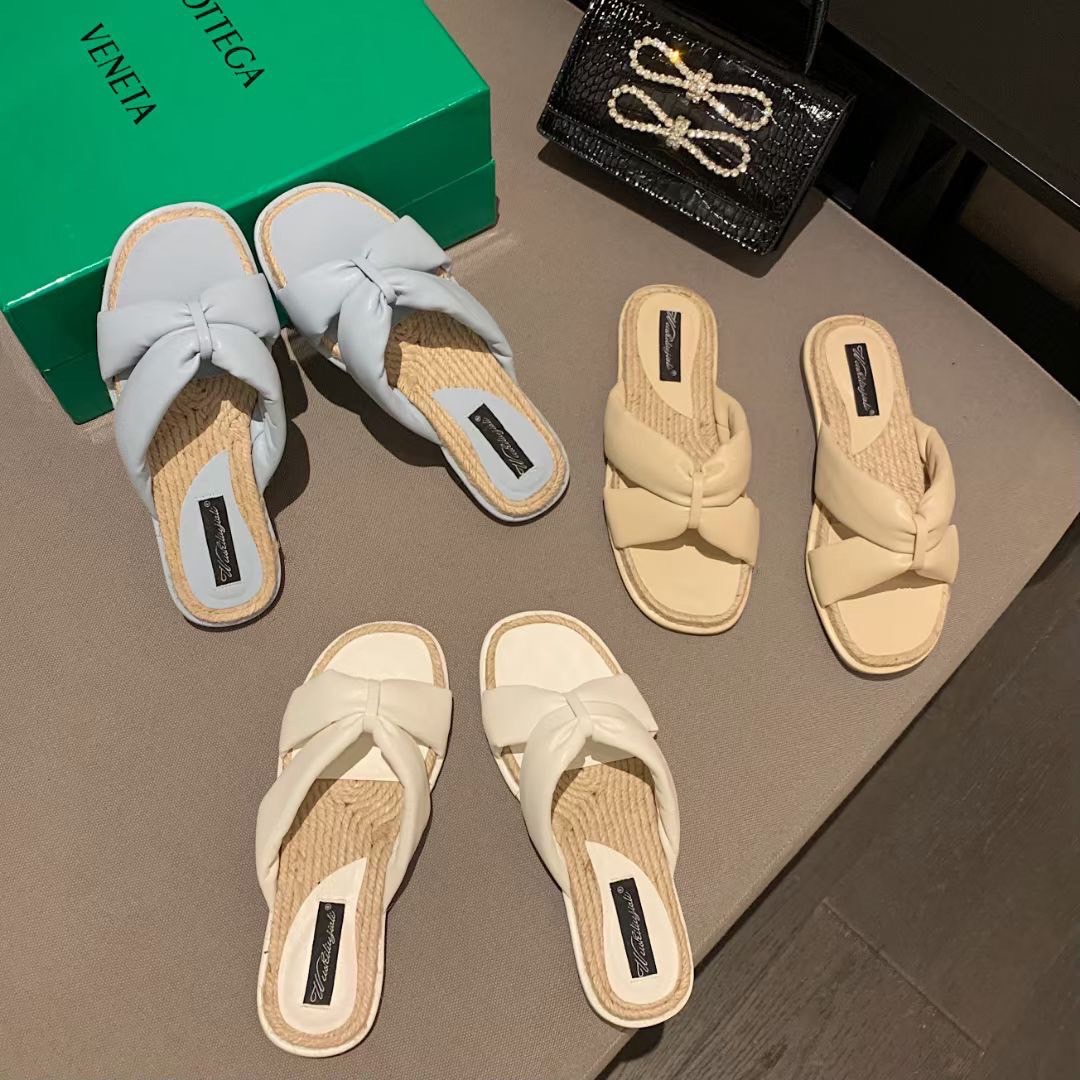 งานใหม่ พร้อมส่ง งานสวยๆพร้อมเสิร์ฟจ้า ตัวนี้ห้ามพลาด รองเท้ามาใหม่ งานหนังนิ่มมากคะ ทรงสวย แมตช์กับกางเกง👖หรือกระโปรง👗ก็ได้ค่ะ ใส่สบาย แม่ค้าคอนเฟริม เหมาะกับซัมเมอร์ช่วงมากเลยค่า ☀️🌊สาวๆห้ามพลาดนะคะ อย่าช้ารีบเลย🔥