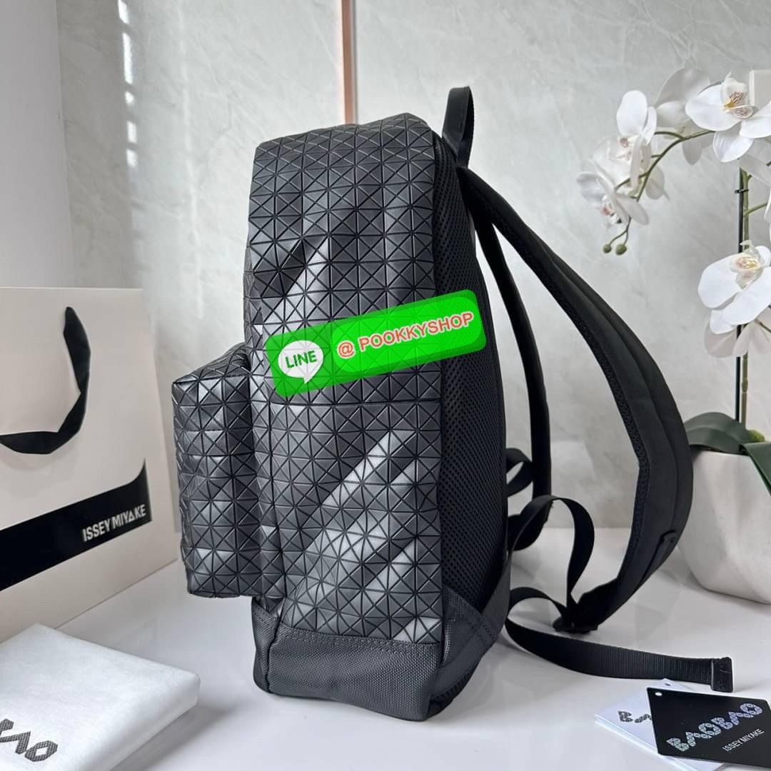 BAO BAO ISSEY MIYAKE KURO DAYPACK BACKPACK 🔖กระเป๋าเป้รุ่นฮอตทรงเรขาคณิตที่สุดในญี่ปุ่น KURO ภาษาญี่ปุ่นคือมาความเก๋ไก๋ เป็นกระเป๋าเป้ที่น้ำหนักแต่สามารถรับน้ำหนักได้ดี 🔖วัสดุ โพลียูรีเทน(Polyurethane) น้ำหนักเบา มีความแข็งแรง 🔖เปิ