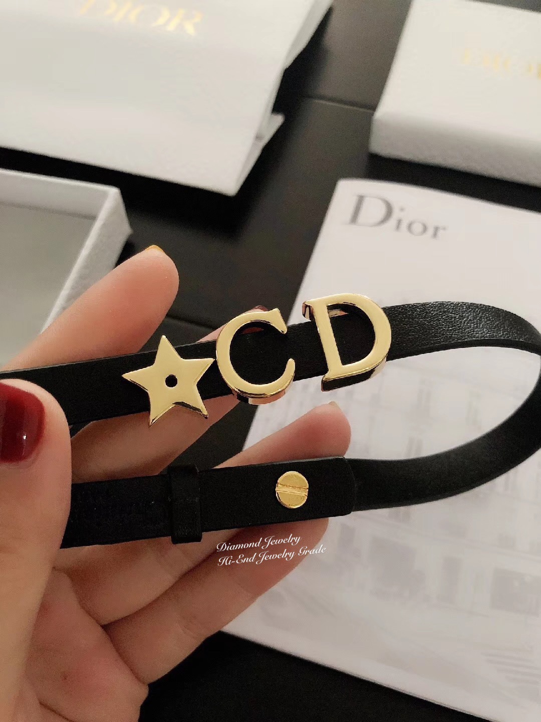 Super Hi-End Quality !!!!! ((งาน 1:1 เหมือนแท้ที่สุดในท้องตลาด)) Dior Bracelet กำไลข้อมือหนังดิออ คอลล่าสุดค่ะงานอย่างใส่ออกมาน่ารักมากๆค่ะ มีแสตม Dior สวยเป๊ะ งานสวยๆจาก Dior สาวกดิออพลาดไม่ได้เลยนะคะ ใส่ได้ตลอดไม่มีตกยุคคร๊าา อะไหล่สีทอง หรูหรา สาวๆห้าม