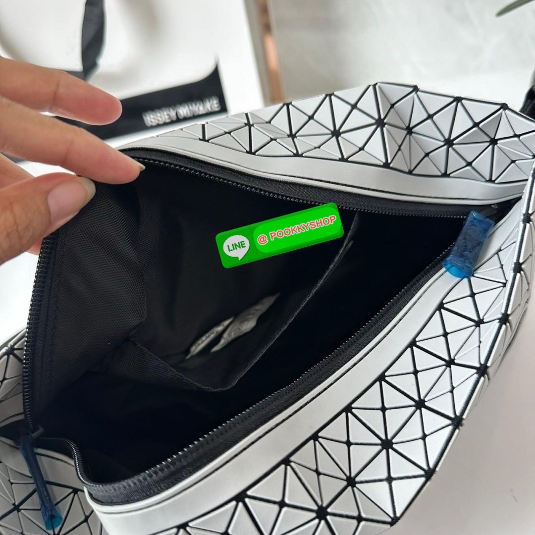 BaoBao Issey Miyake baton belt bag 🔖กระเป๋าคาดเอว/คาดอก เอกลักษณ์โดดเด่นตลอดทั้งใบ สุดเทห์ น้ำหนักเบาพกพาสะดวก 🔖วัสดุ: โพลียูรีเทนผสมหนัง 🔖เปิด-ปิดแบบซิปบน และมีช่องซิปด้านหน้า ภายในมีช่องแยกสัดส่วน 2 ช่อง ซับในผ้าไนลอน 🔖สา