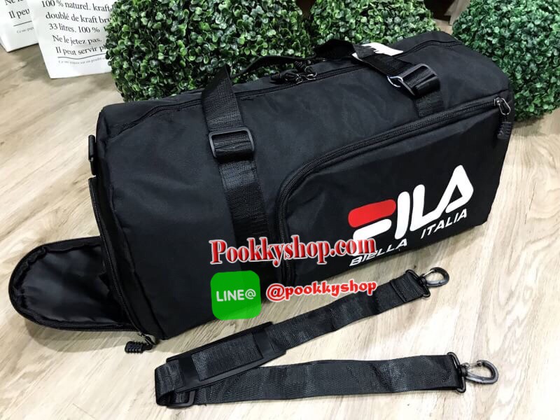 MUST HAVE! FILA LARGE TRAVEL BAG แบรนด์สัญชาติอิตาลีที่มีประวัติยาวนานกว่า 100 ปีมาแรงที่สุดในเกาหลีและไทยดีไซน์ Unisex ใช้ได้ทั้งชายหญิง ใบใหญ่จุใจ น้ำหนักเบา วัสดุ Nylon&Polyester100% กันน้ำ ด้านหน้ามีโล้โก้และช่องซิป เปิดปิดด้วยซิปสะดวกใช้ มีช่องใส่รอง