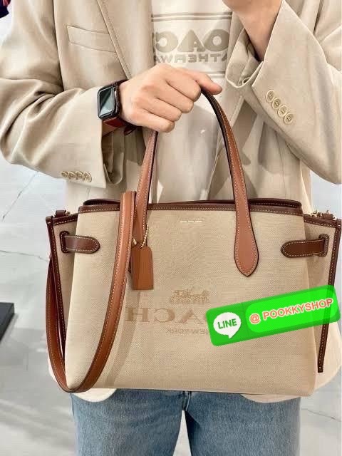 COACH HANNA CARRYALL WITH COACH CH189 IMNAM 🔖กระเป๋าสะพายไหล่/ถือ รูปทรงสวยหรู ลุคคุณนายมากแม่ 🔖วัสดุ: ผ้าแคนวาสตัดขอบหนัง 🔖เปิด-ปิดแบบกระดุมแม่เหล็ก ภายในกระเป๋ามัลติฟังก์ชั่น ช่องซิปกลาง บุผ้า 🔖สายสะพายถอดและปรับระดับได้