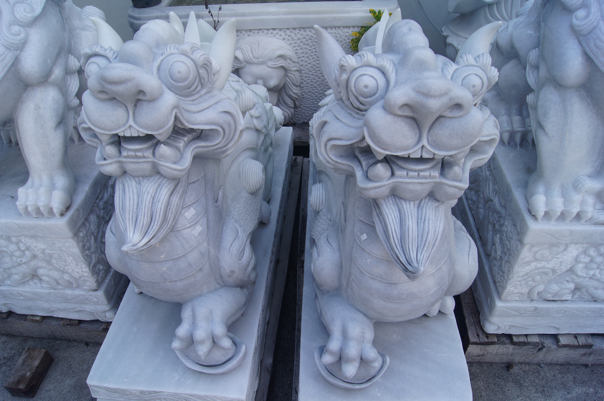 ปี่เซี๊ยะหินอ่อนแกะสลัก ยาว60เซนติเมตร สีขาว