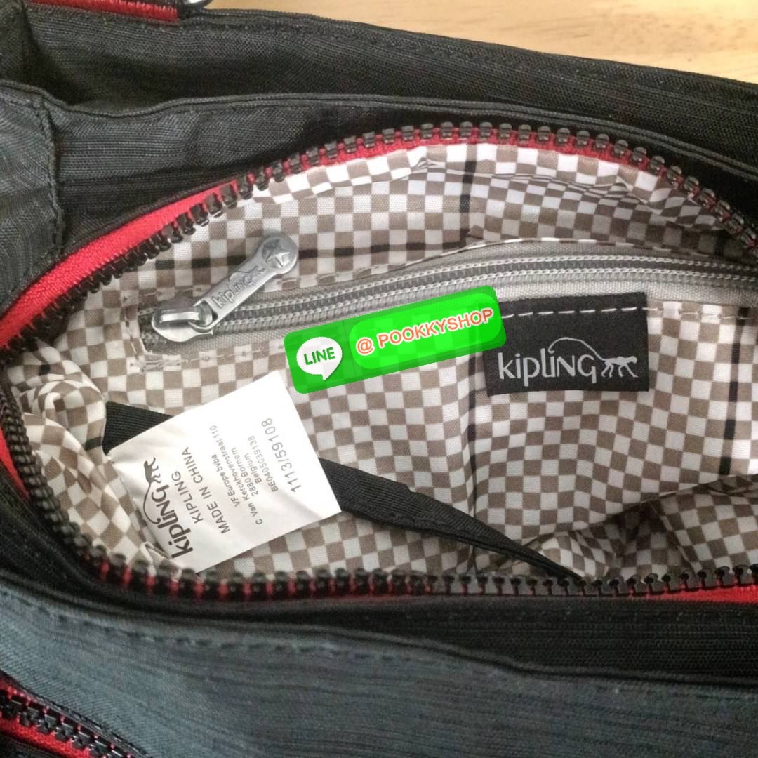 KIPLING ELISE HANDBAG กระเป๋าถือและสะพายไหล่ วัสดุ Nylon +Polyester ขนาดกำลังพอดี จุของได้มาก มีหูจับสองสาย ถือสะดวก น้ำหนักเบา มีช่องซิป ด้านหน้า ช่อง กระเป๋าหลักเปิด-ปิดด้วยซิป มี3 ช่องว่างใส่ของได้จุมากๆ ใส่มือถือได้ กระเป๋าสตางค์ใบยาว และ เครื่องสำอาง