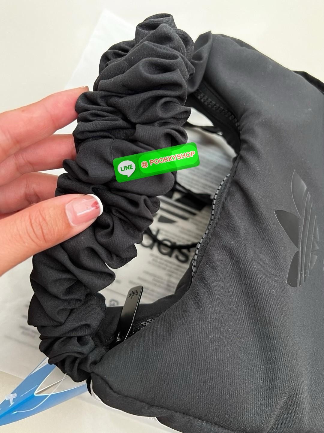 Rare items! ในเวปรุ่นนี้ขายเกือบๆ3พันจ้าา ADIDAS ORIGINAL NYLON BAG 2024 ยังมีพร้อมส่ง! สวยจึ้งมากๆค่าสาวๆ กระเป๋าแนววสปอร์ตจากอดิดาส ไม่ตกเทรน วันไหนๆจะพกพาในไทยหรือ ตปท.ได้หมด วัสดุไนล่อนเสริมนวมอย่างดี ขนาดกลางๆ ค่ะ