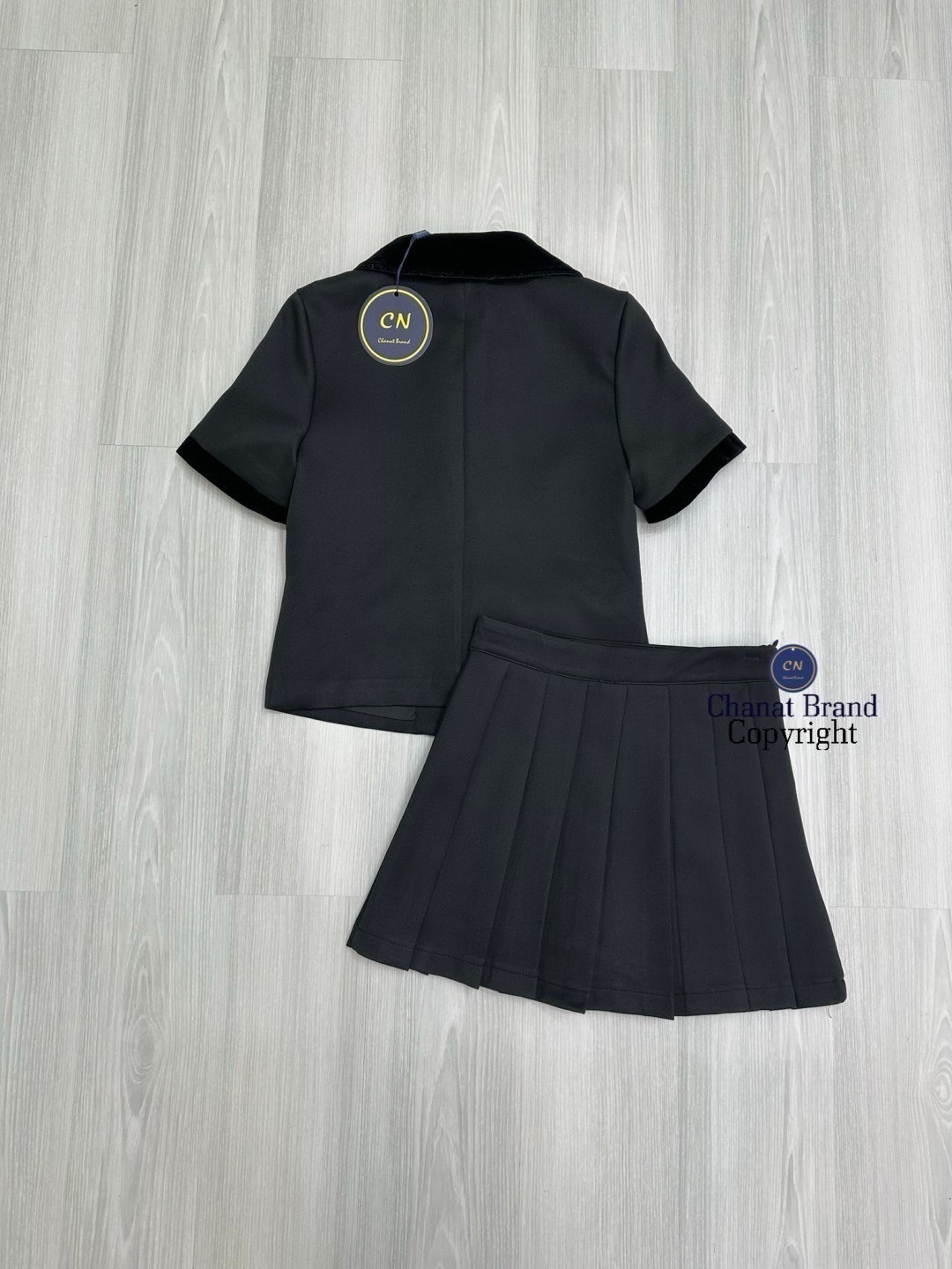 ชุดเซทแฟชั่น Set 2 ชิ้น สีดำเสื้อครอปแขนสั้น ดีเทลเย็บต่อคอปกและกุ๊นผ้ากำมะหยี่