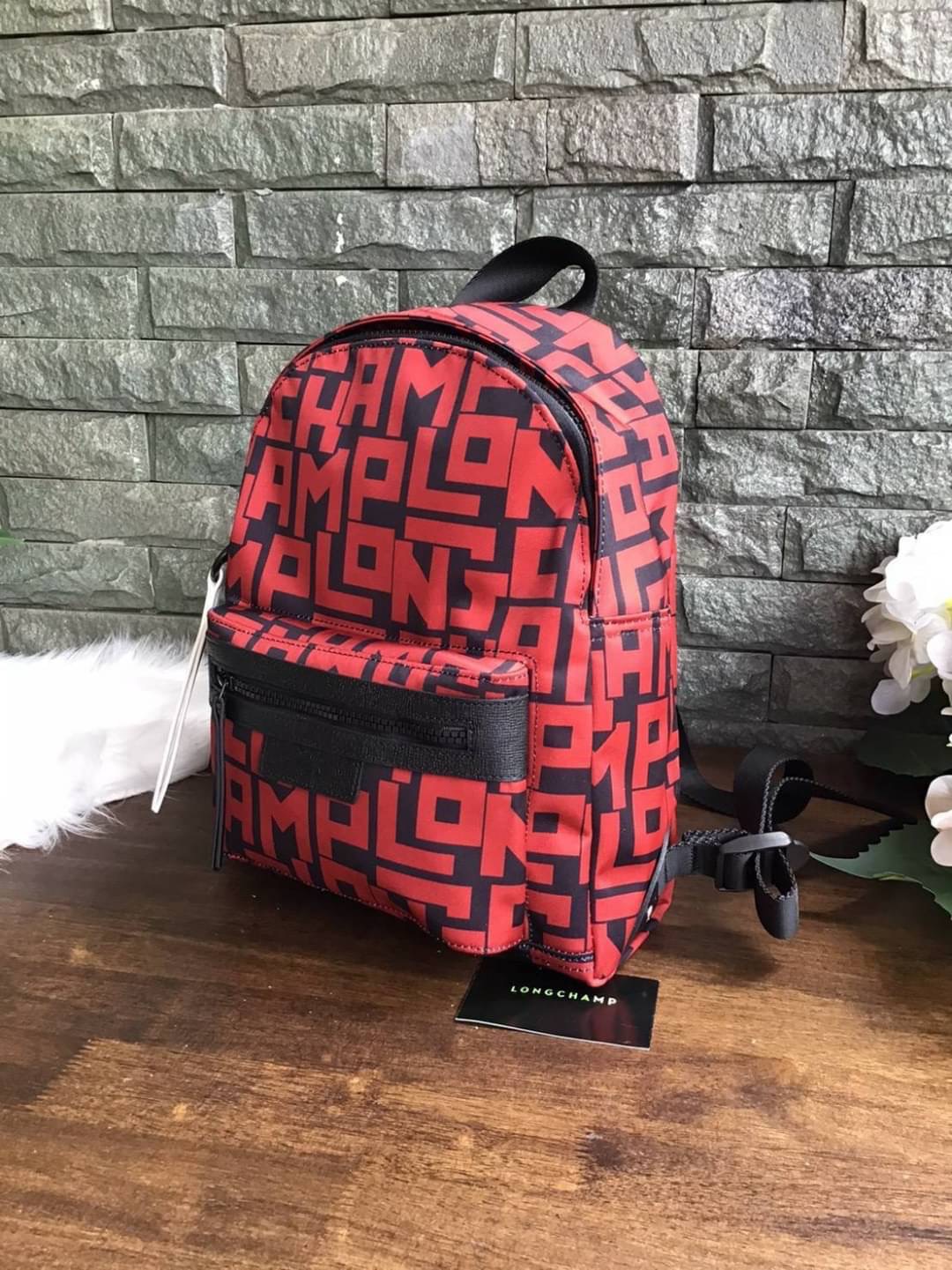 LONGCHAMP LE PLIAGE LGP BACKPACK รายละเอียด • วัสดุ: ผ้าใบ • อะไหล่: นิกเกิล • ตัวกระเป๋า: ผ้าใบโพลีอะไมด์เคลือบด้านใน • ตกแต่ง: หนังวัว รายละเอียดภายนอก • การปิด: ด้วยซิป • สายสะพาย: เลื่อนปรับระดับได้ • ช่อง: 1 ช่องซิป ภายใน • ช่องใส่ของ: 1 ช่อง ช่องด้า