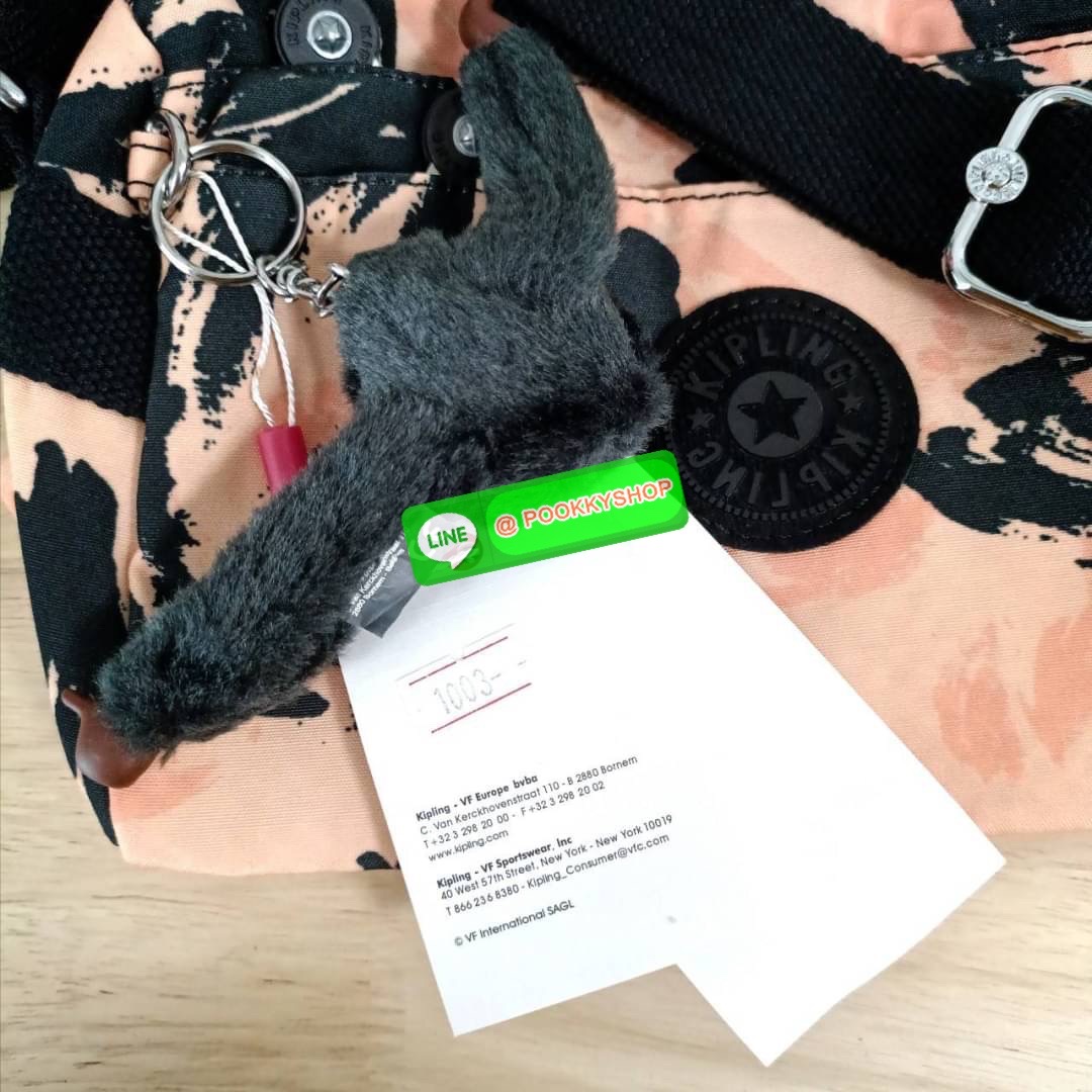 KIPLING Mini Crossbodybag กระเป๋าสะพายข้างขนาดกะทัดรัด ผลิตจากวัสดุ Nylon + ซับใน Polyester100% มีช่องใช้งานแยกย่อยมากถึง 4 ช่อง -ด้านหน้ามีช่องซิป 2 ช่อง -ช่องหลักโล่ง กว้าง จุของใช้ได้เยอะ -ด้านหลังมีช่องซิปอีก 1 ช่อง มาพร้อมพวงกุญเเจลิง สายสะพายยาวสมาร