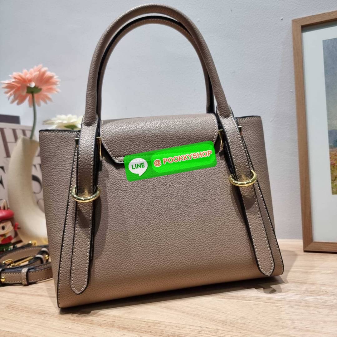 Hot item Prada leather bag กระเป๋าถือ/สะพายล่าสุด จากเคาน์เตอร์ dutyfree ที่ดีไซน์เรียบหรู หนังวัวฟอกสี สวยคมชัด เต็มไปด้วยดีเทลน่าใช้ สายคล้องไหล่ที่สามารถถอดออกได้ เพื่อใช้สายยาวสะพายข้างเส้นเดียว หรือจะใส่ไว้ทั้งคู่ก็อัพเกรดลุคดูแพงได้ ปากกระเป๋ามีฝากร