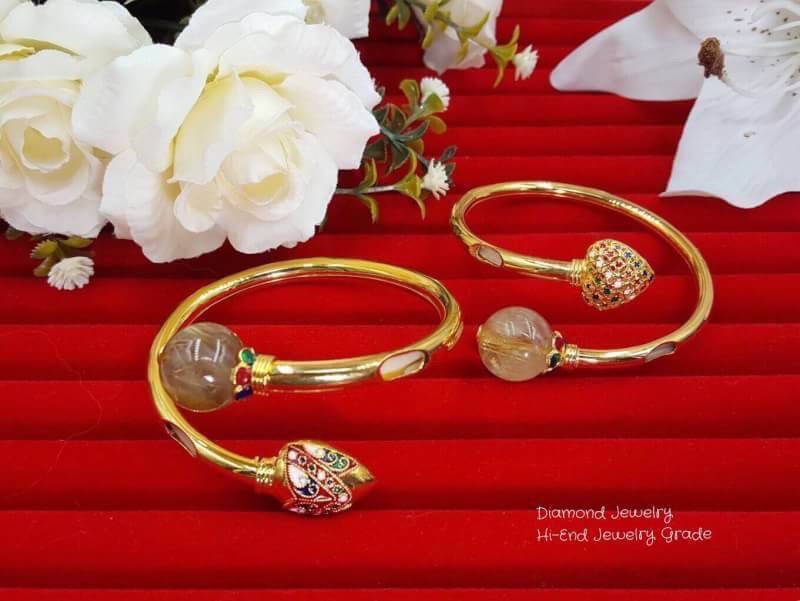 New Arrival !!!!!! กำไลสอดหางช้างอย่างดี ประดับหินไหมทองแท้ขนาด 15cm งานสวยเกรดขึ้นห้างค่ะ มีหางช้างขาวสวยงามมาก งานชุบทอง 5 ไมครอนอย่างดีค่ะ หางช้างและไหมทองเน้นความร่ำรวย เงินทอง ความอุดมสมบูรณ์ในทุกๆสิ่ง ใส่เสริมความเป็นสิริมงคลในชีวิตค่ะ