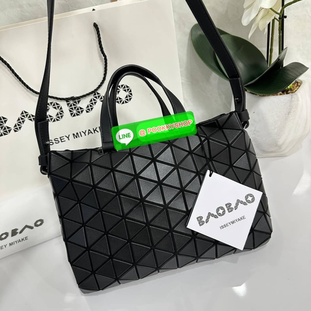 Bao Bao issey Miyake Tonneau Small Matte Bao Bao Issey Miyake รุ่น TONNEAU (ทอนโนะ) กระเป๋าทรง Boston Bag ที่โดดเด่นด้วยลายแพทเทิร์น 3 เหลี่ยมด้านเท่าเรียงต่อกัน ทำให้กระเป๋าใบนี้มีความโดดเด่นทั้งในเรื่องของดีไซน์ที่ทันสมัย และการใช้งานที่ครบทุกฟังก์ชั่น