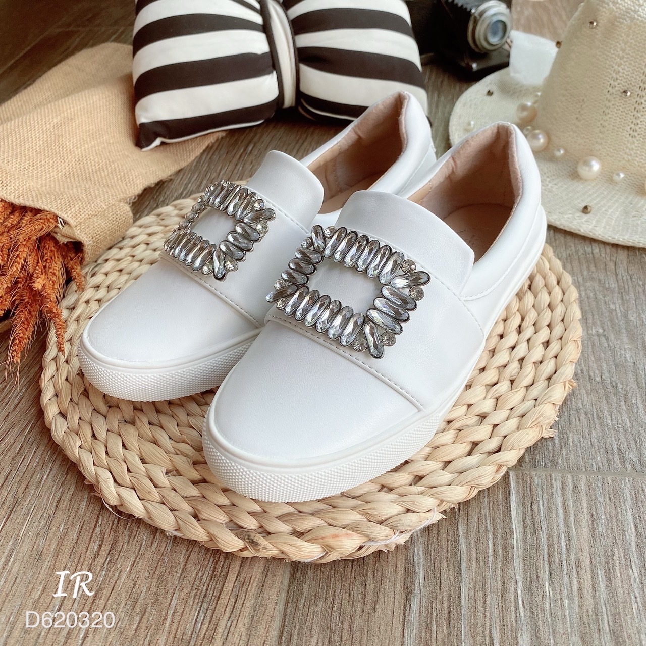 รีพีทแบบขายดี!!! พร้อมส่ง Roger Vivier ชนช็อป วัสดุหนังนิ่มแต่งอะไหล่เพชรสี่เหลี่ยมด้านหน้า ดาราเซเลบใส่กันเยอะมากๆคะรุ่นนี้ ใส่แล้วทำให้ลุคของคุณดูเด่นมากๆ ดังนั้นสาวๆไม่ควรพลาดรุ่นนี้เลยนะค้า