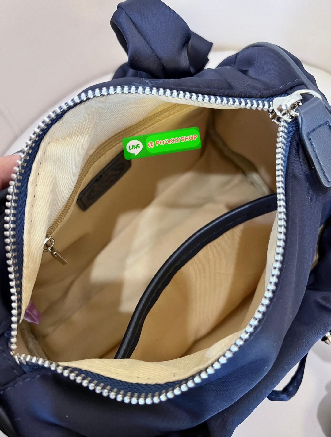 NEW ARRIVAL! น้องใหม่ล่าสุด มีความน่ารักไม่ไหวค่าสาวๆ CARLYN TIA MINI BAG พร้อมส่ง! สุดคิ้วท์ไปกับน้องสไตล์สายเกากันค่า ด้วยดีไซด์ใหม่ วัสดุไนล่อนอย่างดี ปักลายแบรนด์ทั้งใบสวยงาม