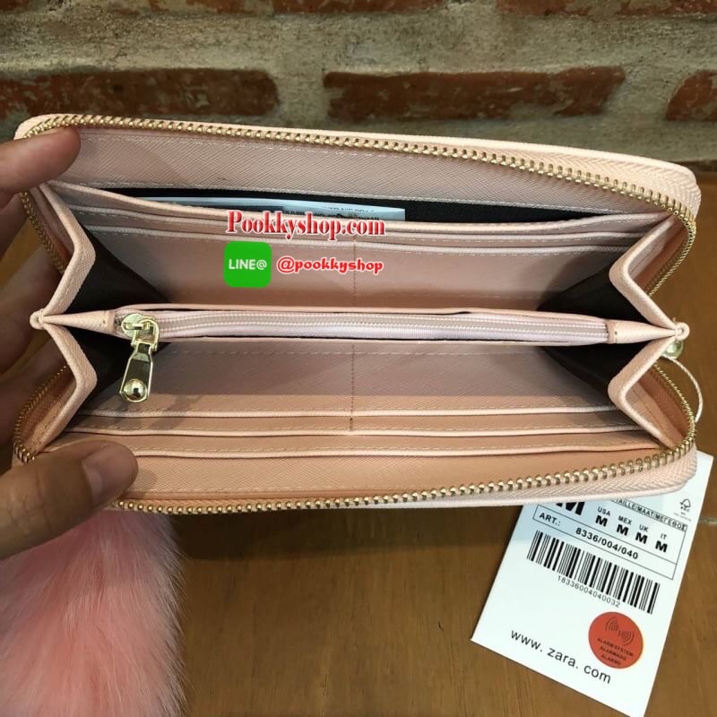 ZARA SAFFIANO BAG กระเป๋าสตางค์ทรงยาว รุ่นฮิต สวยเว่อร์ หนังsaffiano เปิดปิดด้วยซิปรอบ อะไหล่ทองสุดหรู มีพู่ฟรุ้งฟริ้งและสายคล้องมือ พร้อมด้วยถุงผ้าจากช็อป ภายในมีช่องซิปตรงกลางและช่องเสียบบัตร คล้องมือถือเป็นคลัชท์ก็งามคะ Don't missคร้า