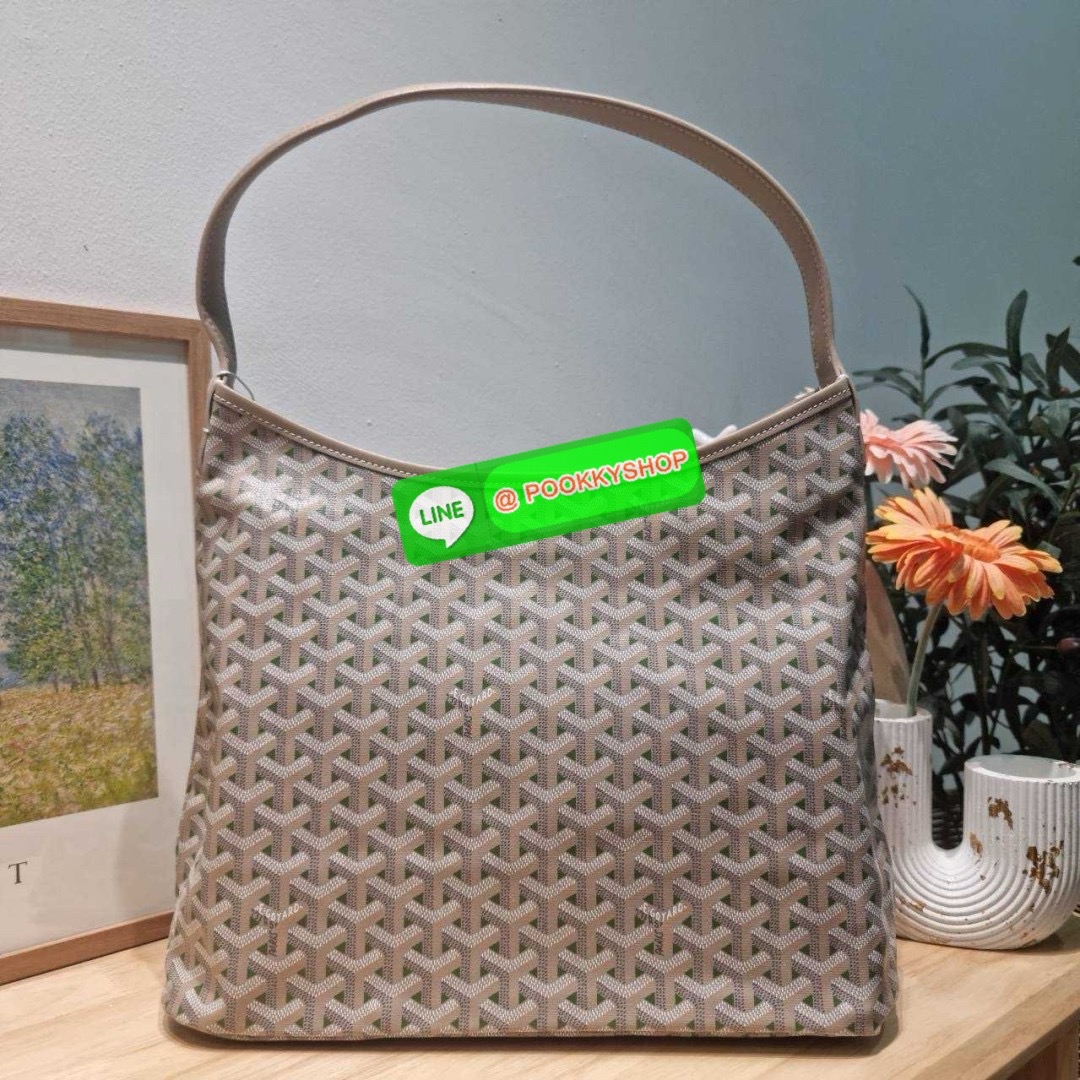 🔆 Model GOYARD BOHEME HOBO BAG 🔆 Details ไอเท็มที่ฮอต เด็ด! และมาแรง เข้าวงการแล้วออกไม่ได้จริงๆ! กับกระเป๋าโฮโบใบใหญ่ พร้อมใบลูก มาในสีลิมิเต็ดรุ่นที่ตามหา สวยเด่นเป็นเอกลักษณ์ด้วยลวดลายตัว Y เต็มผืน สายคล้องสะพายในตัว สะดวกใช้ หมดกังวลเร