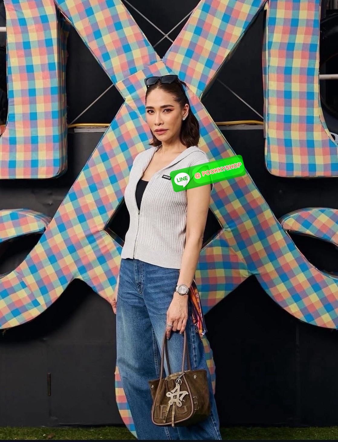 A Day Bag Mini’ in suede กระเป๋าหนังกลับเนื้อเนียน สายเกาหวานปนเท่ MERGE คอลเลกชันพิเศษ ดีไซน์เก๋พร้อมพวงกุญแจลายพิเศษ เข้าเซ็ตสุดคุ้ม!ใบเล็กสามารถ พกพาง่าย น้ำหนักเบา กระเป๋าหูรูดด้านใน ผลิตจากผ้าลายสก็อต ตัวกระเป๋ามี Snap ด้านข้าง ที่สามารถพับปีกกระเป๋า