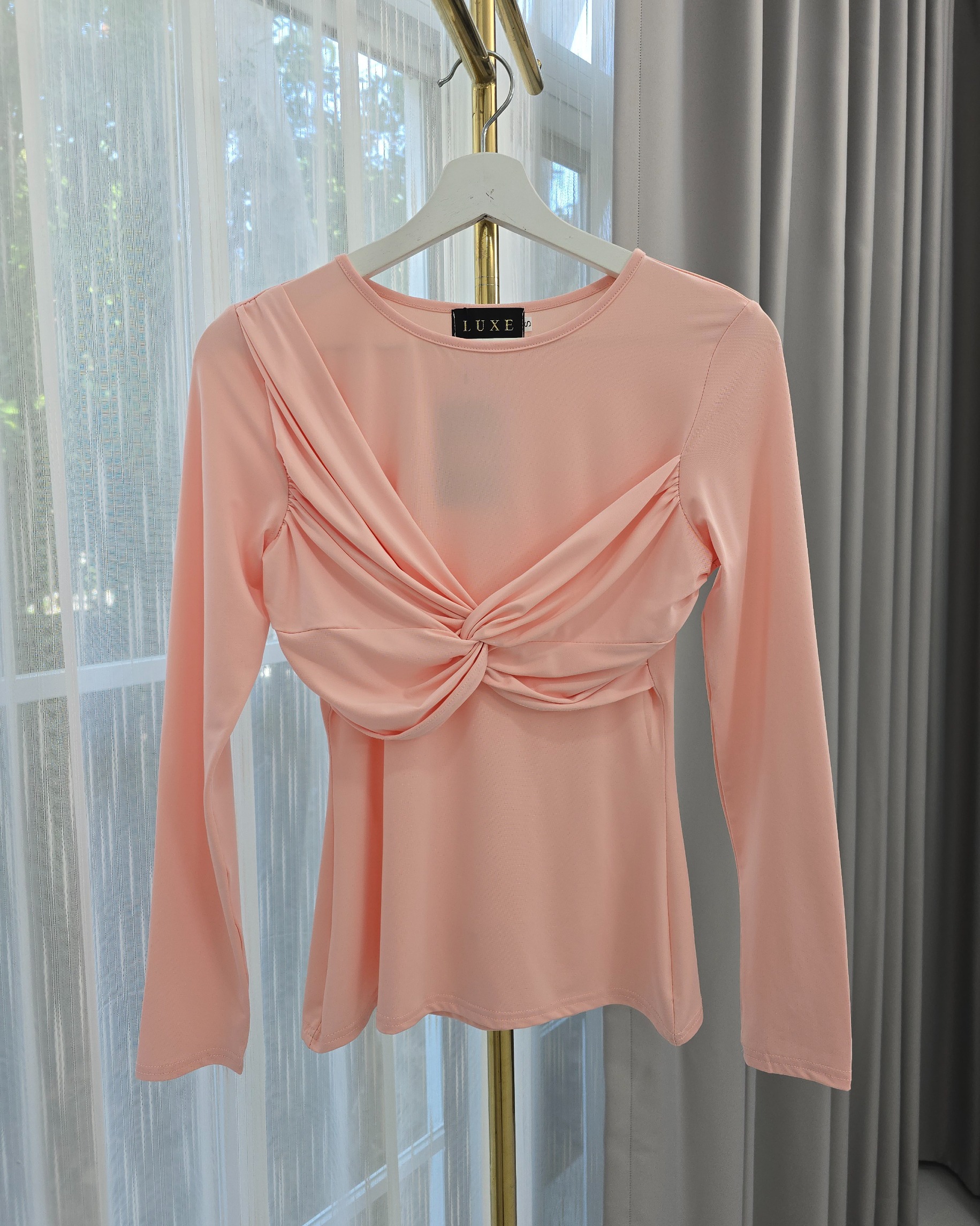 เสื้อแฟชั่น เสื้อคอกลมแขนยาว ลูกเล่นทวิสต์ที่คอเสื้อ ทรงเข้ารูปเล็กน้อย