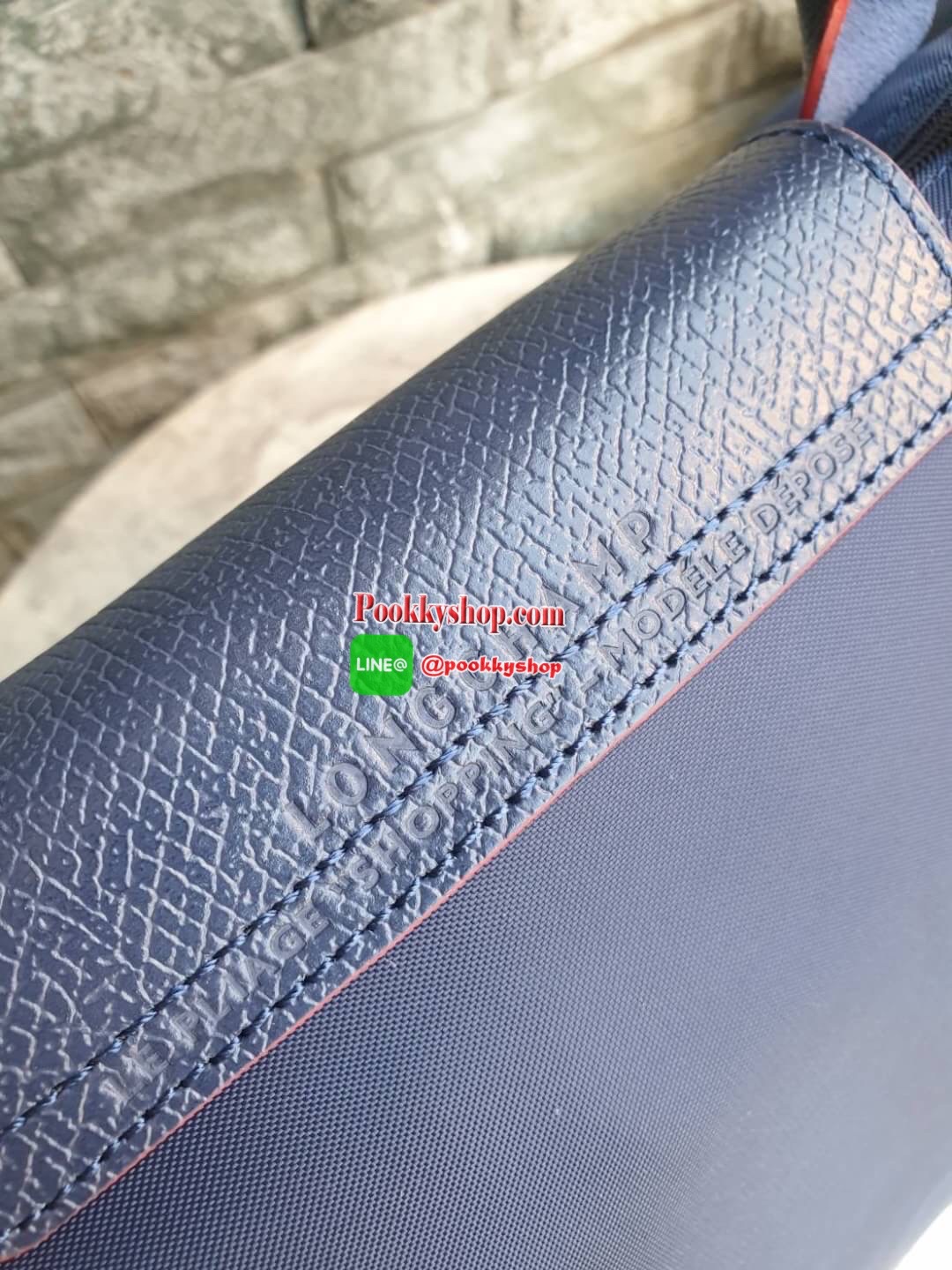 Longchamp Le Pliage Club Tote Bag Size L หูยาว วัสดุเนื้อผ้า Nylon Canvas เคลือบกันนำ้ ตัดด้วยหนังแท้ที่มีน้ำหนักเบา ดีไซน์เรียบง่ายแต่เต็มไปด้วยความคลาสสิก จนเป็นที่ชื่นชอบไปทั่วโลก Longchamp ปรับโฉม LE PLIAGE ด้วยการปักลายรูปม้า-ตราสัญลักษณ์ของแบรนด์บนผ