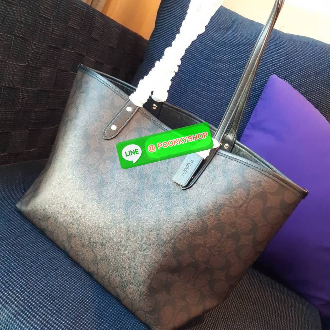 COACH F36658 REVERSIBLE CITY TOTE IN SIGNATURE CANVAS WITH POUCH Best seller!! ขายดีที่สุด!! กระเป๋าทรงโท้ท กลับด้านใช้ได้ 2IN1 สองโทนสีที่ลงตัว เปลี่ยนลุคใช้ได้ไม่ซ้ำ วัสดุหนังแคนวาสเคลือบลาย มาพร้อมกระเป๋าคล้องใบเล็ก คุ้มค่าที่สุด จุของได้ไม่ต้องยั้ง ใบ