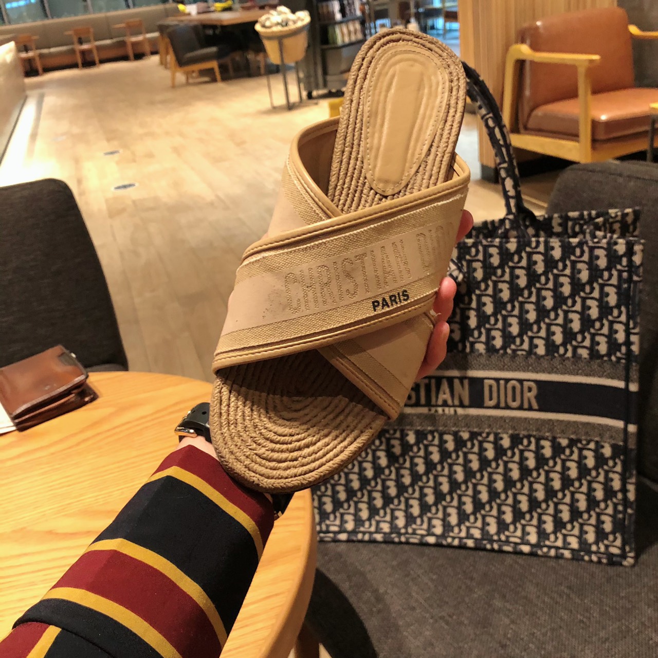 พร้อมส่ง Dior ชนช้อป พื้นทำเลียนแบบปอ สวยมาก ปังมาก ข้อดี. คือ ไม่หนักเหมือนปอ ใส่สบายเท้านุ่ม กว่าปอ สวยมาก ปังมาก สวยทั้ง 2 สี สีเบจ ใส่แล้ว เท้าขาว ผู้ดีสุดๆ