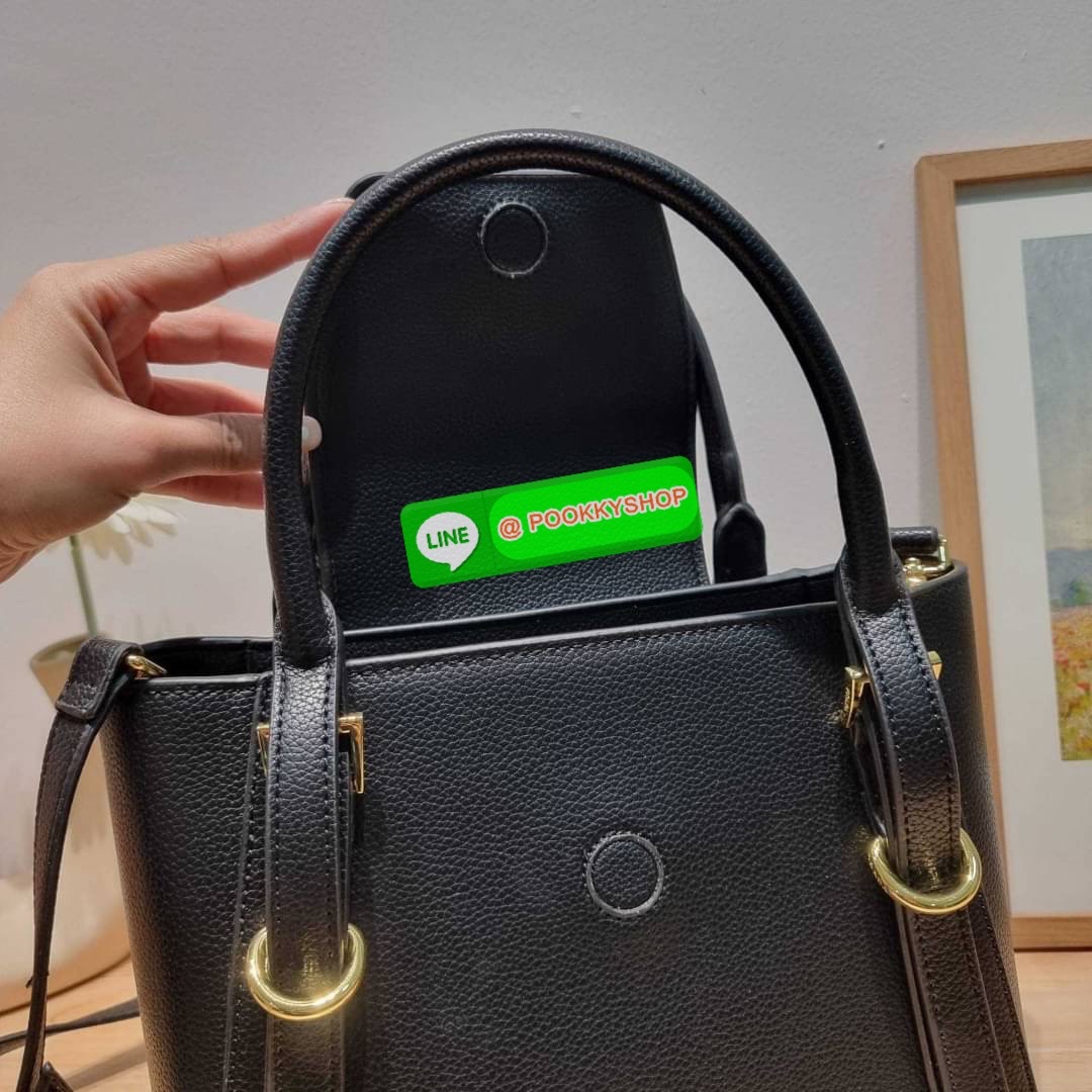 Hot item Prada leather bag กระเป๋าถือ/สะพายล่าสุด จากเคาน์เตอร์ dutyfree ที่ดีไซน์เรียบหรู หนังวัวฟอกสี สวยคมชัด เต็มไปด้วยดีเทลน่าใช้ สายคล้องไหล่ที่สามารถถอดออกได้ เพื่อใช้สายยาวสะพายข้างเส้นเดียว หรือจะใส่ไว้ทั้งคู่ก็อัพเกรดลุคดูแพงได้ ปากกระเป๋ามีฝากร