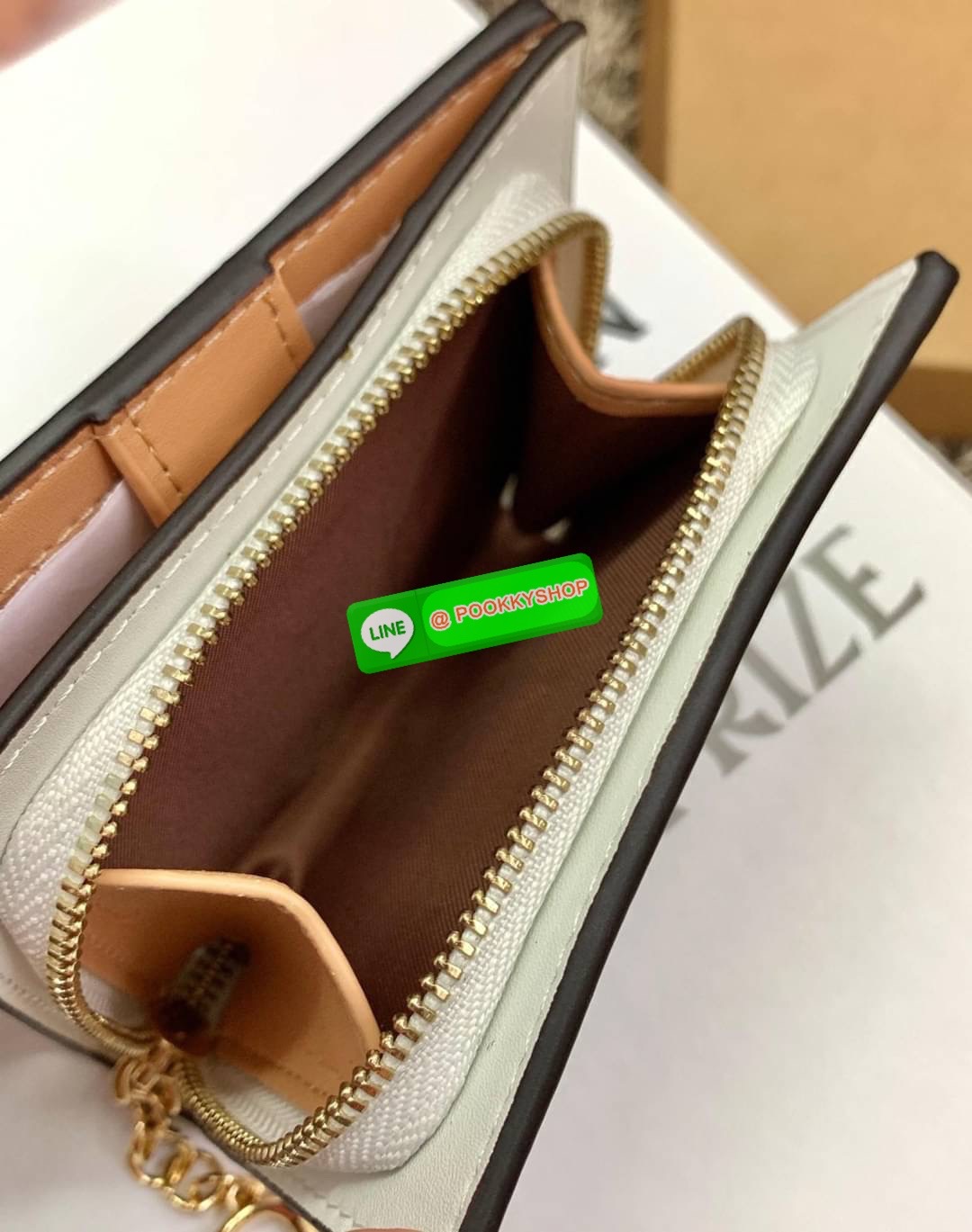 COACH SNAP WALLET ((8704//6941)) 🌍พร้อมส่ง ห้ามพลาด ก่อนหมดค่ะ! ✔️กระเป๋าเงินใบสั้น หนังแท้ แต่ละสีปริ้นลายได้สวยงาม แตกต่างกันไปค่ะ ✔️เปิด-ปิดกระเป๋าแบบกระดุม ภายในมีช่องใส่ธนบัตรตามยาว และช่องเสียบบัตร5ช่อง//มีช่องซิปแยกฝั่งห้อยด้ว