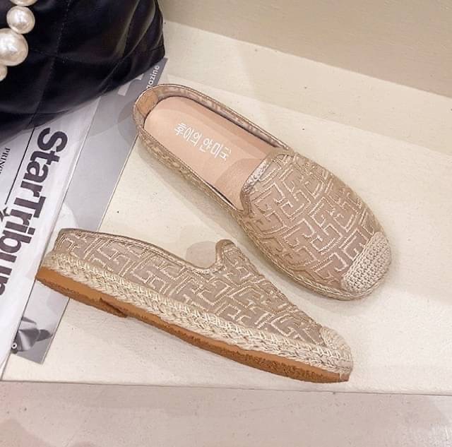 พร้อมส่งรองเท้าเปิดส้น งานผ้าซีทรู เย็บทุกจุด พื้นยางกันลื่นอย่างดี สวยเกินราคา ใส่สบายไม่บีบหน้าเท้าจ้า