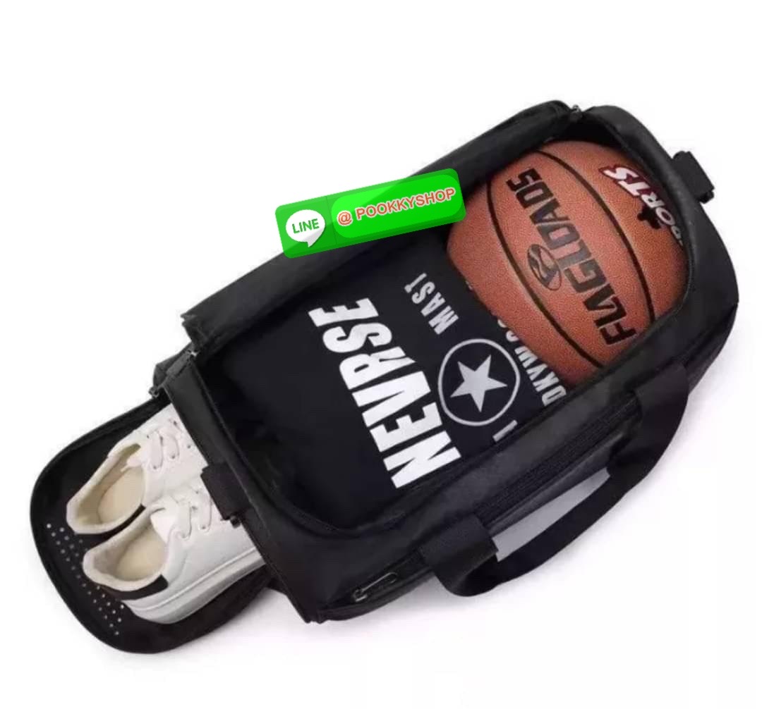 NIKE GYM BAG กระเป๋ายิมและกระเป๋าเดินทางสารพัดช่องที่มีพื้นที่ให้คุณเก็บของมากมาย ไม่ว่าจะช่องซิปคู่หลักที่กว้างใหญ่ สำหรับใส่เสื้อผ้าเดินทางได้หลายชุด ปลอดภัย ช่องรองเท้าแยก และช่องใส่ของด้านในสำหรับเก็บของมีค่า สายคล้องไหล่คู่และสายสะพายไหล่ถอดเก็บได้สา