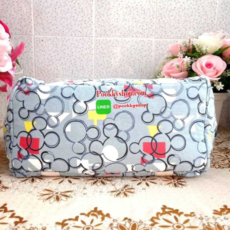 Disney's® 90 Years of Mickey Mouse Handbag 👍 รุ่น ART size L 👍กระเป๋าผ้าคิปลิงสะพายไหล่ได้ ครอสบอดี้ได้ มีสายยาวให้ 👍สามารถปรับสไตล์กระเป๋าได้2รูปแบบ เป็นtote หรือเก็บหูกระเป๋าก็ได้ 👍ช่องใหญ่ใส่ของได้จุ เปิดปิดด้วยซิป