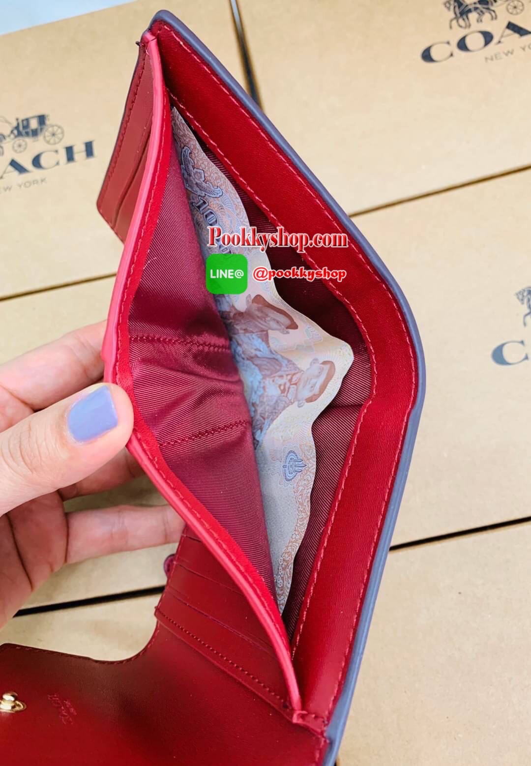 New in COACH SHOT WALLET BAG กระเป๋าสตางค์ใบสั้น วัสดุหนังแกะสวย ขนาดกำลังดี เปิดปิดกระเป๋าแบบกระดุม ข้างในมีช่องใส่ธนบัตรตามยาวได้ ช่องใส่บัตรต่างๆได้ถึง9ใบค่ะ พร้อมช่องซิปด้านหลังใส่เหรียญหนึ่งช่องค่ะ เป็นอีกรุ่นที่น่าใช้มากๆ สินค้าพร้อมส่งที่ไทยนะค่ะ