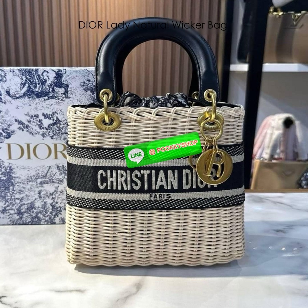 DIOR Lady Natural Wicker Bag กระเป๋าสะพายงานสาน พร้อมผ้าผูกด้านในสวยงามทรงเสน่ห์ จะถือหรือสะพายข้างด้วยสายสปอร์ตก็สวยเลิศ โดดเด่นกว่าใคร งานสวยเกินราคา คุ้มที่สุดในย่านนี้บอกเลย!!