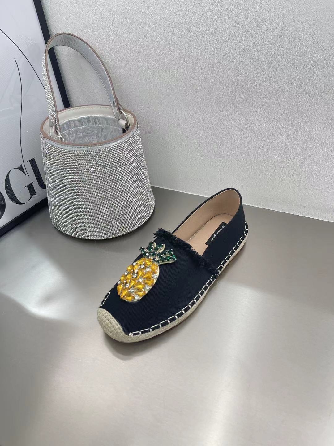 Shoe slip on รองเท้าBrand slip on งานสวยมาใหม่ รุ่นนี้ใส่สบาย ใส่แมตช์กับชุดง่าย สาวๆควรมีค่า💖